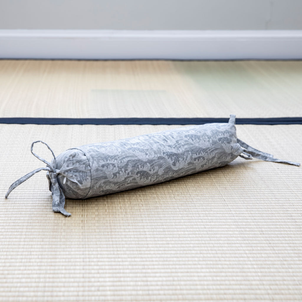 J-Life Tidal Wave Gray Buckwheat Hull Pillow